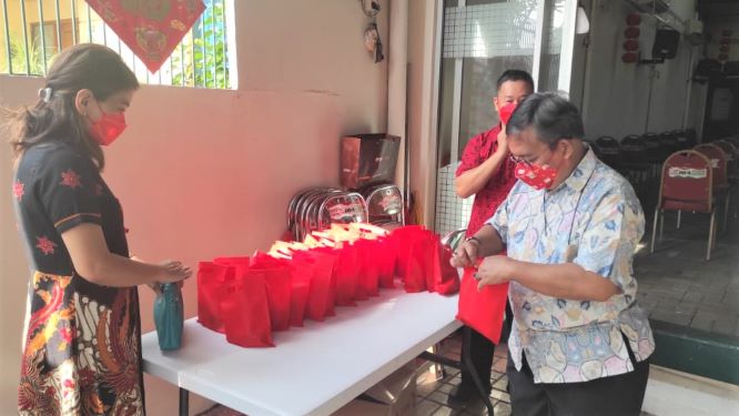 Pak Bambang Hermanto mengambil bingkisan yg disiapkan panitia----_1